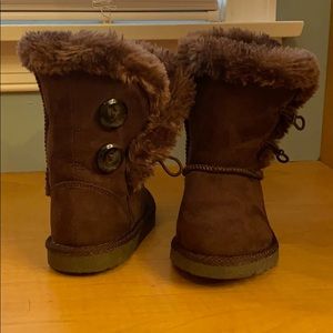 Cherokee fuzzy boots